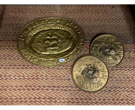 AN ASSORTMENT OF DECORATIVE BRASS WALL HANGING PLATES TO INCLUDE ONE LARGE AND TWO SMALL 