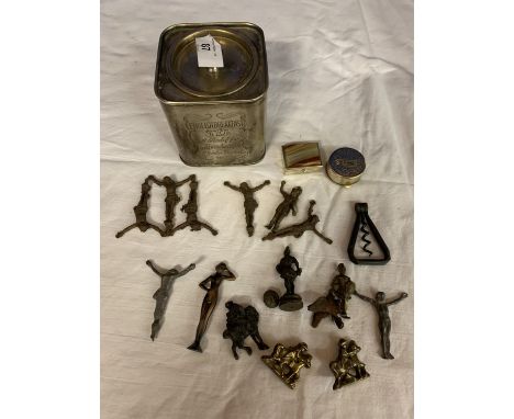 A VINTAGE ENGLISH BREAKFAST TEA CADDY WITH ENGRAVED DETAIL AND CONTENTS OF METAL FIGURES AND TRINKET BOXES 