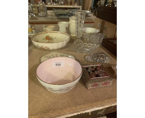 A QUANTITY OF CERAMIC AND GLASSWARE TO INCLUDE A LOSOL BOWL AND A PODE SUGAR BOWL 