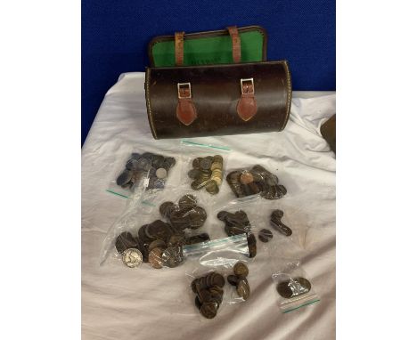 A VINTAGE ROUND LEATHER BOWLS BAG TO INCLUDE THE CONTENTS OF PRE DECIMAL COINS AND OTHER CURRENCIES 