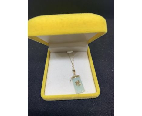 A 9 CARAT GOLD AND JADE PENDANT NECKLACE 