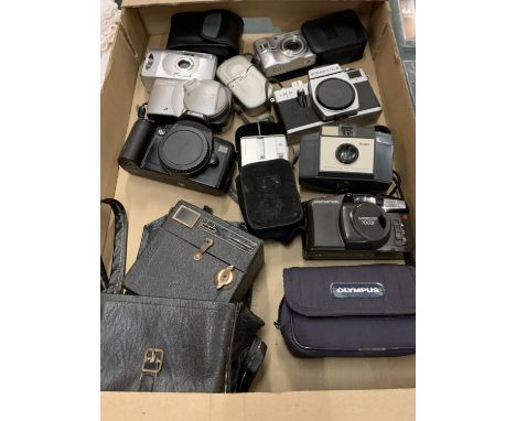 AN ASSORTMENT OF VINTAGE CAMERAS TO INCLUDE A SIX 20 POPULAR BROWNIE 