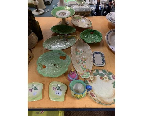 AN ASSORTMENT OF DECORATIVE CERAMIC SERVICE WARE TO INCLUDE A CARLTON PLATE ETC 