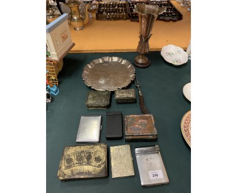 AN ASSORTMENT OF SILVERPLATE AND BRASS METAL WARE TO INCLUDE TRINKET BOXES ETC 