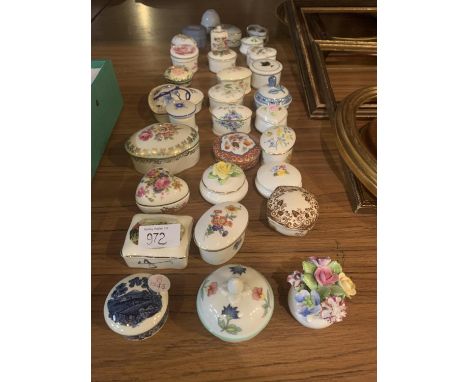 A LARGE ASSORTMENT OF TRINKET BOXES TO INCLUDE COALPORT AND MINTON 