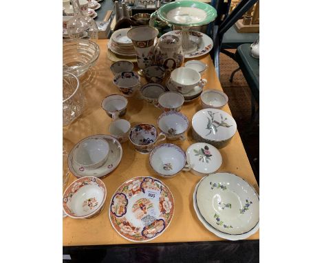 AN ASSORTMENT OF TEACUPS, WEDGWOOD TRINKET POTS AND VARIOUS PLATES AND DISHES 