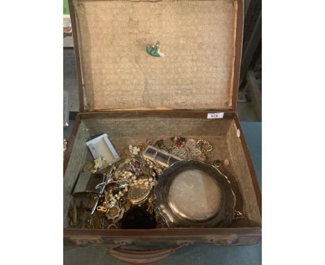 A SMALL VINTAGE SUITCASE CONTAINING AN ASSORTMENT OF COSTUME JEWELLERY 