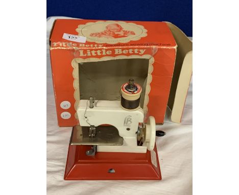 A VINTAGE CHILD'S 'LITTLE BETTY' BOXED SEWING MACHINE 