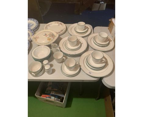 AN ASSORTMENT OF CERAMIC WARE TO INCLUDE TEA SERVICE AND WEDGWOOD PLATES ETC 