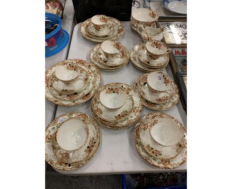 A VINTAGE TEA SET WITH POPPY DESIGN TO INCLUDE A SUGAR BOWL AND CREAM JUG 