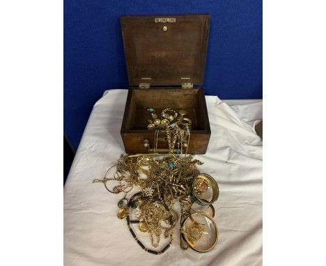 A VINTAGE WOODEN BOX CONTAINING YELLOW METAL JEWELLERY 