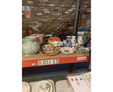 VARIOUS ITEMS OF CERAMIC WARE TO INCLUDE A LARGE BESWICK JUG AND BLUE AND WHITE GINGER JARS ETC 