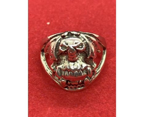 A WHITE METAL SKULL RING 