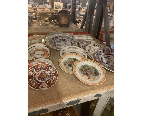 A LARGE ASSORTMENT OF CERAMIC WARE TO INCLUDE ORIENTAL DESIGN PLATES ETC 