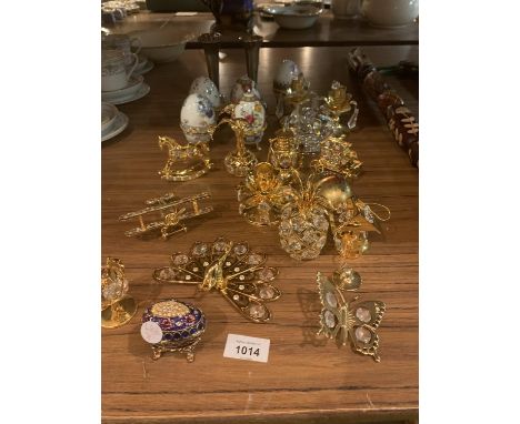 AN ASSORTMENT OF YELLOW METAL ORNAMENTS AND CERAMIC WARE TO INCLUDE JEWELLERY BOXES ETC 