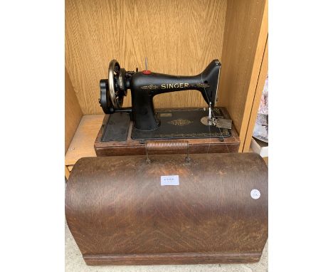 A VINTAGE SINGER SEWING MACHINE, COMPLETE WITH CASE 