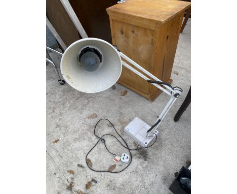 A VINTAGE ANGLE POISE LAMP 