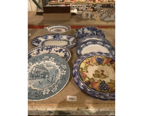 AN ASSORTMENT OF BLUE AND WHITE CERAMIC WARE TO INCLUDE PLATES ETC 