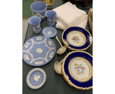 A QUANTITY OF CERAMIC WARE TO INCLUDE FLORAL BOWLS AND BLUE AND WHITE WEDGWOOD 