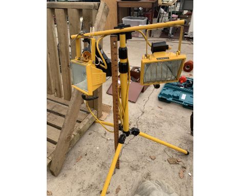A 110 VOLT WORKMANS TRIPOD SPOT LIGHT WITH 3 SPOTS 
