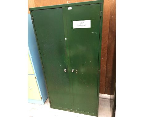 A LARGE VINTAGE METAL THREE SHELF CABINET WITH CHROME HANDLES 