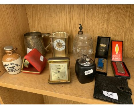 A SELECTION OF VINTAGE ITEMS TO INCLUDE CIGARETTE LIGHTERS, CLOCKS, JUGS ETC. 