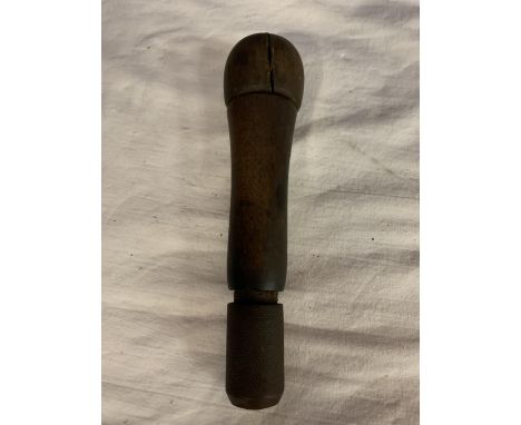 A VINTAGE MULTI SCREWDRIVER TO INCLUDE SCREWDRIVER HEADS 