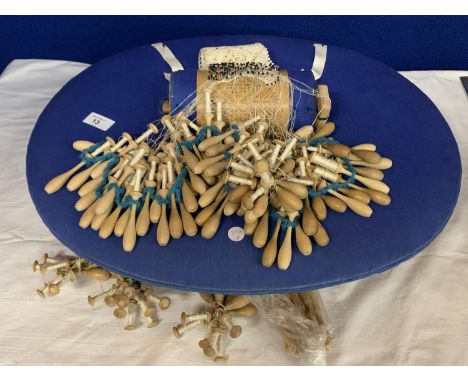 AN ORIGINAL VINTAGE BOBBIN LACE MAKING PILLOW BOX TO INCLUDE SPARE BOBBINS 