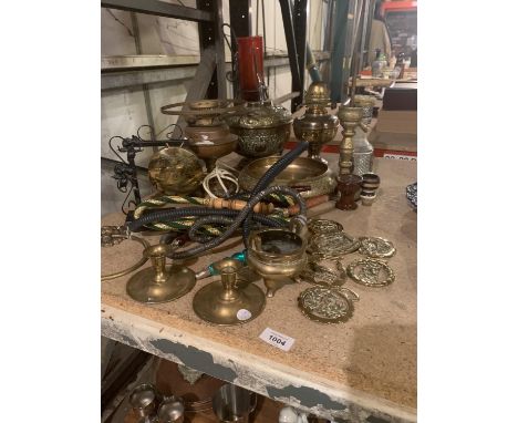 A LARGE ASSORTMENT OF BRASS WARE TO INCLUDE HORSE BRASSES AND A LION HEAD DOOR KNOCKER ETC 