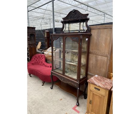 AN ART NOUVEAU MAHOGANY TWO DOOR DISPLAY CABINET WITH MIRROR BACK ON AN OPEN BASE WITH CABRIOLE LEGS, 39 INCHES WIDE 