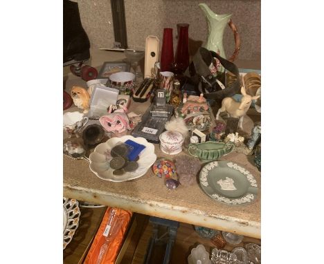 VARIOUS COLLECTABLE ITEMS TO INCLUDE HALF CROWNS, FOUNTAIN PENS AND A WEDGWOOD CERAMIC ASH TRAY ETC 