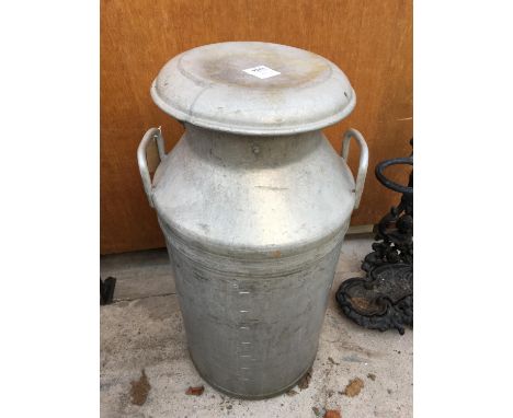 A VINTAGE 10 GALLON MILK CHURN IN VERY GOOD CONDITION 