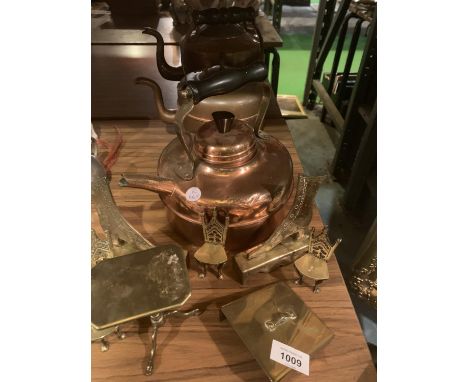 AN ASSORTMENT OF BRASS WARE TO INCLUDE THREE VINTAGE KETTLES ETC 