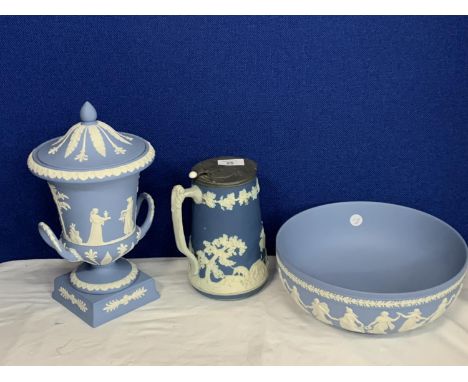 A TRIO OF WEDGEWOOD BLUE AND WHITE JASPERWARE TO INCLUDE A LARGE BOWL, LIDDED VASE AND METAL LIDDED JUG 