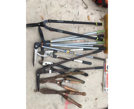 A LARGE QUANTITY OF GARDEN TOOLS TO INCLUDE HAND SHEARS, LAWN EDGERS, BRANCH CUTTERS ETC. 