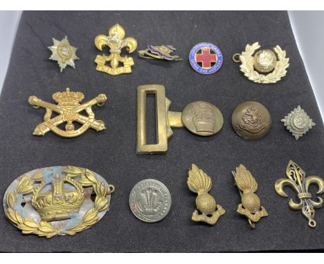 FOURTEEN VARIOUS ARMY BADGES, BUTTON AND BUCKLE 