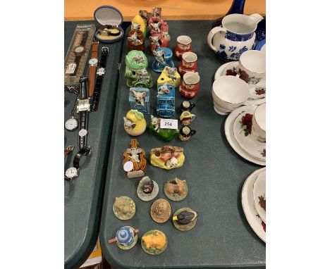 A LARGE ASSORTMENT OF CHARACTER CERAMIC WARE TO INCLUDE MINITURE CHARACTER JUGS ETC 