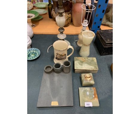 AN ECLECTIC ASSORTMENT OF CERAMIC AND GLASS WARE TO INCLUDE TWO TABLE LAMPS 