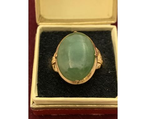 A 22 CARAT JADE RING IN FINE CONDITION 5.2G SIZE:O 