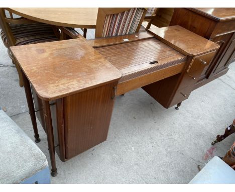 AN AUSTIN SUITE MAHOGANY DRESSING TABLE (LACKING MIRROR) ENCLOSING THREE DRAWERS AND ONE CUPBOARD, THE TOP HAVING COMPARTMENT