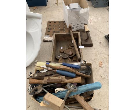 A LARGE QUANTITY OF ITEMS TO INCLUDE A VINTAGE ASHCROFT OF LIVERPOOL SNOOKER TABLE IRON, VINTAGE WEIGHTS AND FURTHER TOOLS 