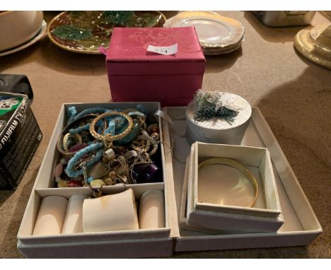 AN ASSORTMENT OF COSTUME JEWELLERY TO INCLUDE A YELLOW METAL BANGLE ETC 