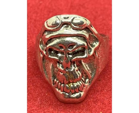 A WHITE METAL SKULL DESIGN RING 