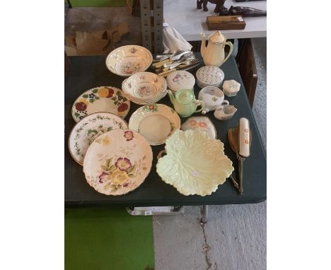 AN ASSORTMENT OF CERAMIC WARE TO INCLUDE A CARLTON LEAF BOWL, WINDSOR WARE AND A SELECTION OF FLATWARE 