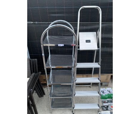 A CHROME RACK AND A SET OF ALLOY STEP LADDERS 