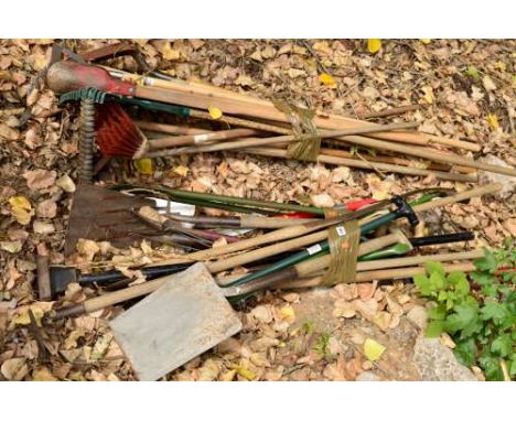 TWO BUNDLES OF QUALITY GARDEN TOOLS