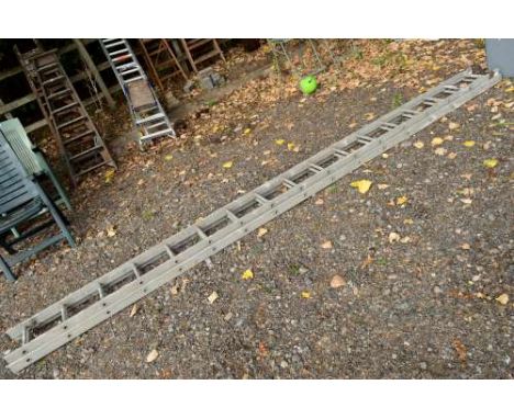 AN ALUMINIUM EXTENSION LADDER, 4.2 metres unextended