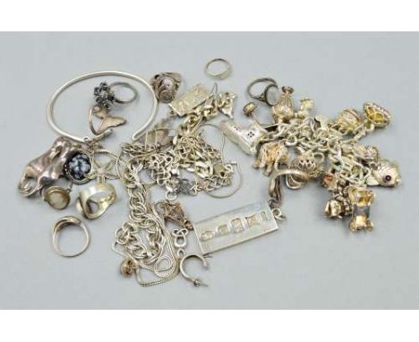 A SELECTION OF SILVER AND WHITE METAL JEWELLERY, to include a curb link charm bracelet suspending a hinged teapot, boot house