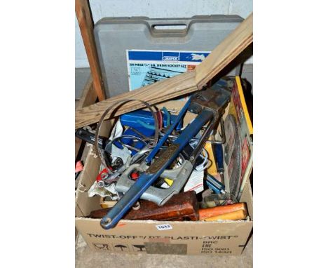A TRAY OF AUTOMOTIVE TOOLS, including a Draper socket set