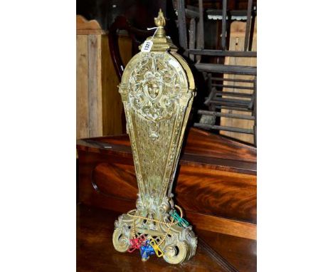 AN EARLY 20TH CENTURY BRASS FAN FIRE SCREEN (sd)